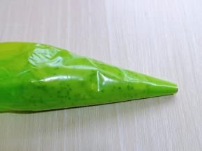 将拌好的麻薯糊放入裱花袋，先装上圆的裱花嘴，不装也可以。(裱花袋最好使用橡胶的，面糊比较干，挤的时候需要用力，不然裱花袋容易破)