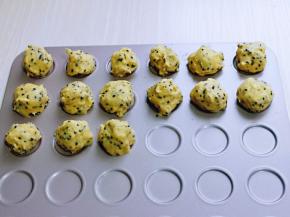 将麻薯糊挤入烤盘中，这个量做了15个。(大小可以根据个人喜欢)