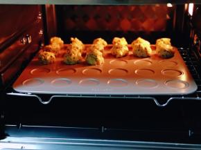 将烤盘入预热好的烤箱中层。(170度预热10分钟）