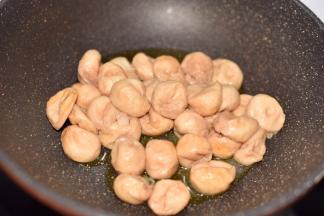 倒入面筋煸炒片刻。