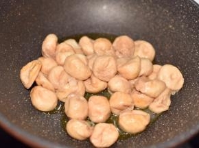 倒入面筋煸炒片刻。
