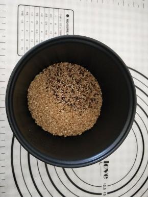 糙米＋藜麦清洗多几遍，加适量的水煮成糙米饭。