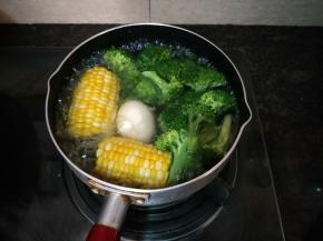 烫青菜能煮的一起煮，可以放少许盐。