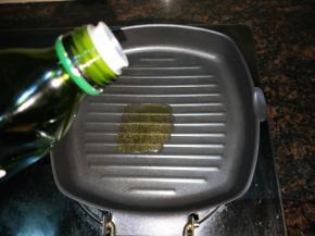 热锅，放入适量的橄榄油