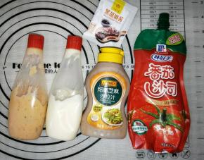 挑选两款自己喜欢的酱料，一汤勺的份量