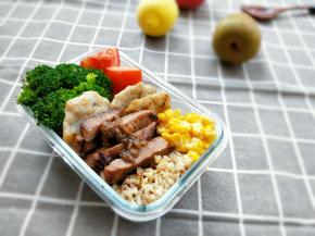 装入便当盒，选择了百搭的黑椒酱和焙煎芝麻酱。