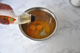 在蛋黄加入白砂糖、牛奶、玉米油搅拌均匀。