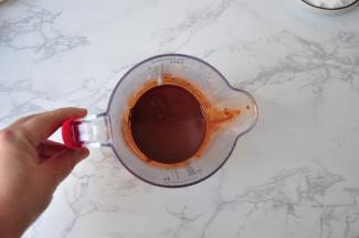 先取8克可可粉加入20克的热水，充分搅拌均匀，做成可可酱。请记住，要用热水调，这样高出来的可可酱很稠，而且不易消泡