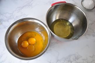 取两个干净盆，里面必须是无油无水，把蛋白和蛋黄分离