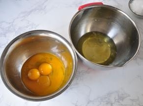 取两个干净盆，里面必须是无油无水，把蛋白和蛋黄分离