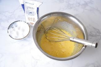 至到蛋黄糊变得粘稠，充分乳化。
