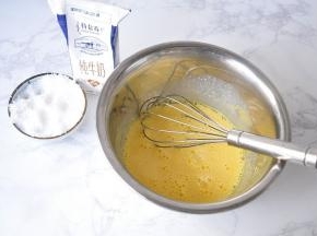 至到蛋黄糊变得粘稠，充分乳化。