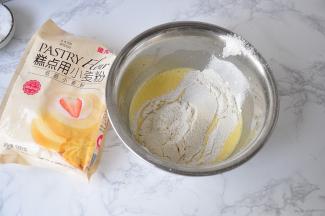 用粉筛筛入低筋面粉。建议大家一定要过筛，这样的面粉放入不易结块，更蓬松。