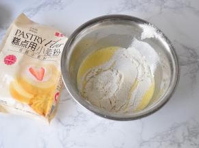 用粉筛筛入低筋面粉。建议大家一定要过筛，这样的面粉放入不易结块，更蓬松。