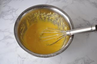 用手动打蛋器以Z字形搅拌抽打，一直到面糊细腻，看不到面粉颗粒。注意不能在盆中划圈，以免面粉起筋。