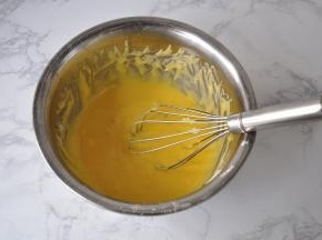 用手动打蛋器以Z字形搅拌抽打，一直到面糊细腻，看不到面粉颗粒。注意不能在盆中划圈，以免面粉起筋。