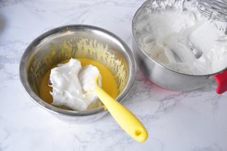 取三分之一蛋白霜加入蛋黄糊，用翻拌加切拌的手法拌匀。