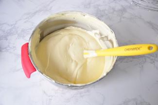 在拌的过程中，一定注意不能转圈搅拌，以免消泡。