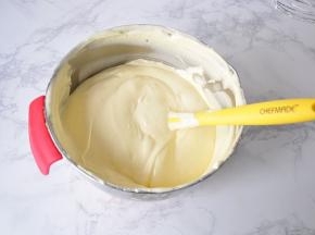 在拌的过程中，一定注意不能转圈搅拌，以免消泡。