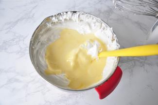 然后再把面糊倒入蛋白霜盆中，用同样的手法拌均匀。