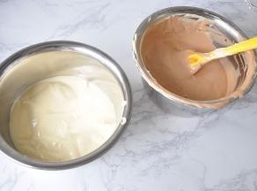 取一小部分蛋糕糊加入可可酱，上下翻拌均匀。另一部分不要动，正好是我们要做的双色斑马纹材料了。