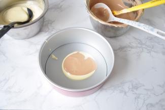 用两个勺子，先盛一勺原味糊倒入模具，再盛一勺有色糊倒在原味糊上，交替倒完全部面糊。我用是的八寸蛋糕模。面糊倒入模具时不要抹平，面糊会自己摊开来。您不要觉得用糖太多。因为在这个蛋糕里加入了可可粉，所整个蛋糕都不是并不太甜，请不要再减糖了，每个人的烤箱温度不同，摸出它的脾气，找到适合自己烤箱的温度。