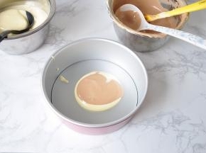 用两个勺子，先盛一勺原味糊倒入模具，再盛一勺有色糊倒在原味糊上，交替倒完全部面糊。我用是的八寸蛋糕模。面糊倒入模具时不要抹平，面糊会自己摊开来。您不要觉得用糖太多。因为在这个蛋糕里加入了可可粉，所整个蛋糕都不是并不太甜，请不要再减糖了，每个人的烤箱温度不同，摸出它的脾气，找到适合自己烤箱的温度。