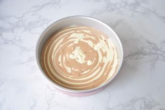 把模具在台面上震几下，震出大气泡。