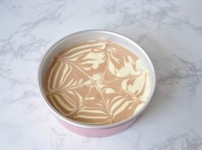 然后用筷子在面糊表面由外向内划出花纹。注意， 随意划就好，保您每次划的花纹都不一样。