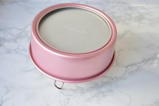 把蛋糕模放入预热好的烤箱，中下层上下火135度50分钟，转上下火150度10分钟左右。