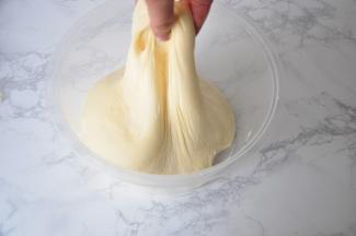 放温暖处发酵至两倍大。可以用手指沾面粉戳洞检测一下，如果不回弹不塌陷就证明发酵好了。