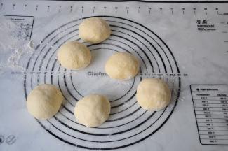 将面团排气后平均分成6份略松驰十分钟。