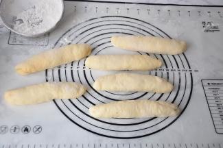 卷成条状后搓长条。不要着急，慢慢搓才可以。轮换着搓，这样很快就将长条搓好了。