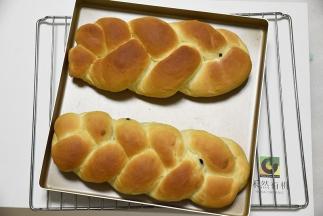 表面可以刷蛋液，也可以刷牛奶，我这个什么也没刷。放入预热好的烤箱，180度18-20分即可。