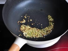 将姜切成末，蒜拍碎也切成末，放入锅中炒出香味。