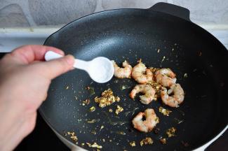 炒至虾仁弯曲变熟，加一点盐、糖即可关火。记住，虾仁炒熟就可，不要过分的炒，保持虾仁的脆感和嫩感。