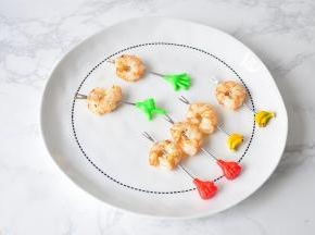 将炒好的虾仁用牙签或者水果叉穿好备用。