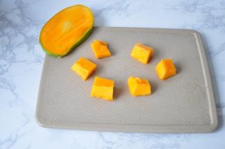 将炒好的虾仁用牙签或者水果叉穿好备用。