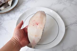 将比目鱼解冻，并仔细清洗一下鱼骨的截面部分，因为这部分会存有一点鱼血。