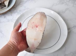 将比目鱼解冻，并仔细清洗一下鱼骨的截面部分，因为这部分会存有一点鱼血。