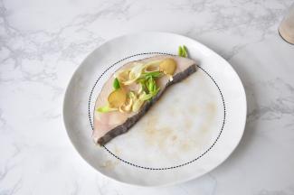 将洗净的鱼吸净水份，然后加入料酒、葱、姜、胡椒粉、一点点盐略腌制一会。注意盐一定要不要放多了，因为蒸制时要用蒸鱼豉油。