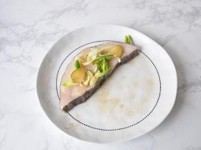 将洗净的鱼吸净水份，然后加入料酒、葱、姜、胡椒粉、一点点盐略腌制一会。注意盐一定要不要放多了，因为蒸制时要用蒸鱼豉油。