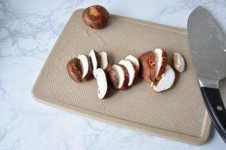 腌鱼时，将香菇洗净去蒂，然后竖切成大片。我一个香菇切成四份。香菇我用的是新鲜的花菇。