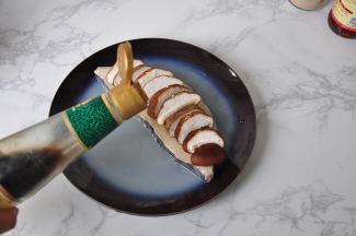 再将鱼放入盘中，然后将切好的香菇片摆在鱼上面，然后淋上蒸鱼豉油。蒸鱼豉油一大勺
就足够，因为它有一定的咸度，千万不要放多了。
再把鱼段上摆点红椒做点缀。我用的是不辣的红椒，喜欢辣的朋友可以放点小米辣段。