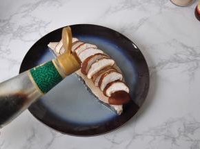 再将鱼放入盘中，然后将切好的香菇片摆在鱼上面，然后淋上蒸鱼豉油。蒸鱼豉油一大勺
就足够，因为它有一定的咸度，千万不要放多了。
再把鱼段上摆点红椒做点缀。我用的是不辣的红椒，喜欢辣的朋友可以放点小米辣段。