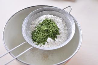 油酥材料，低筋面粉和抹茶粉混合过筛。