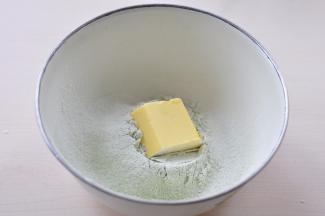 加入软化的43克黄油混合成团。