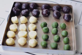 油皮、油酥和豆沙馅都分成12份，用保鲜膜盖住防止水分蒸发。