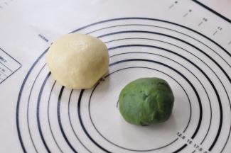 成团的油皮和油酥。