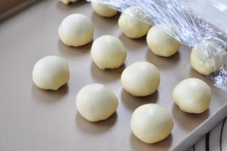 包起来后封好口，盖上保鲜膜。